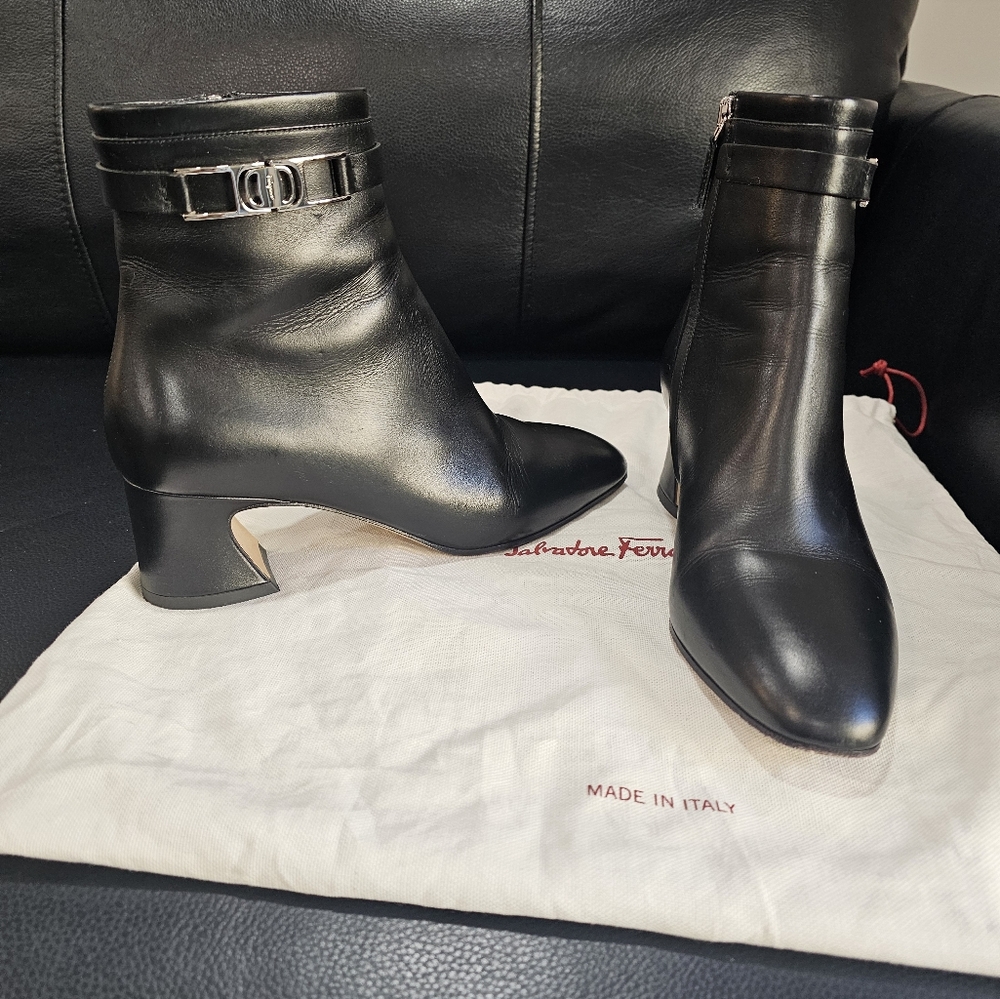 Size 7 Salvatore Ferragamo booties black leather